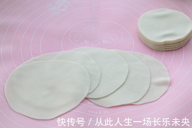 不揉面不发酵,用饺子皮做水煎包,皮薄馅大倍儿鲜美,当早餐正好