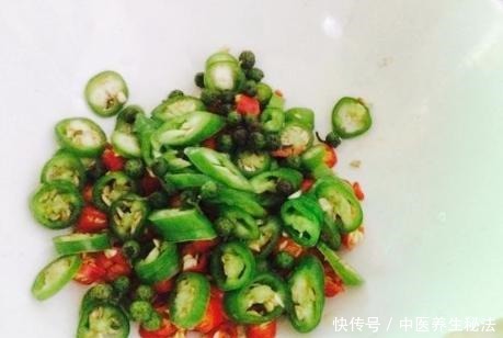 腌芹菜用上此方子,酸辣脆爽又入味,腌一晚上就能吃,特实用