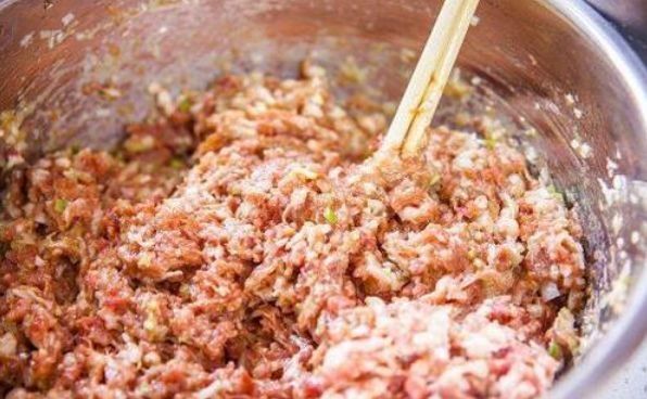 拌饺子馅，先调味还是后调味？做对了，饺子鲜嫩多汁，入味还不腥