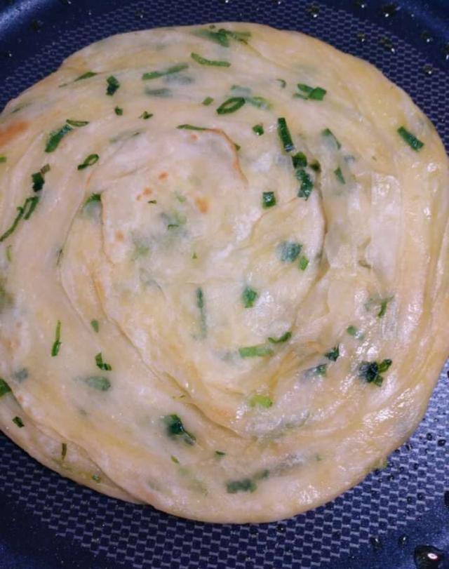 乡下婆婆告诉你一个盐葱饼的新吃法,外酥里嫩,把我都给吃撑了