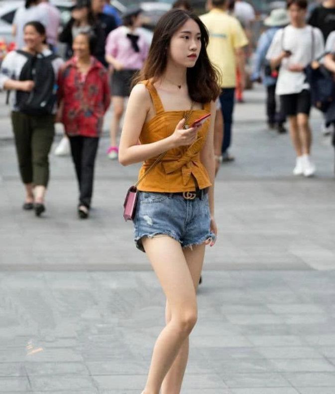 大长腿|街拍：身材高挑的美女，裙子搭配背心，简约大方又不失个性