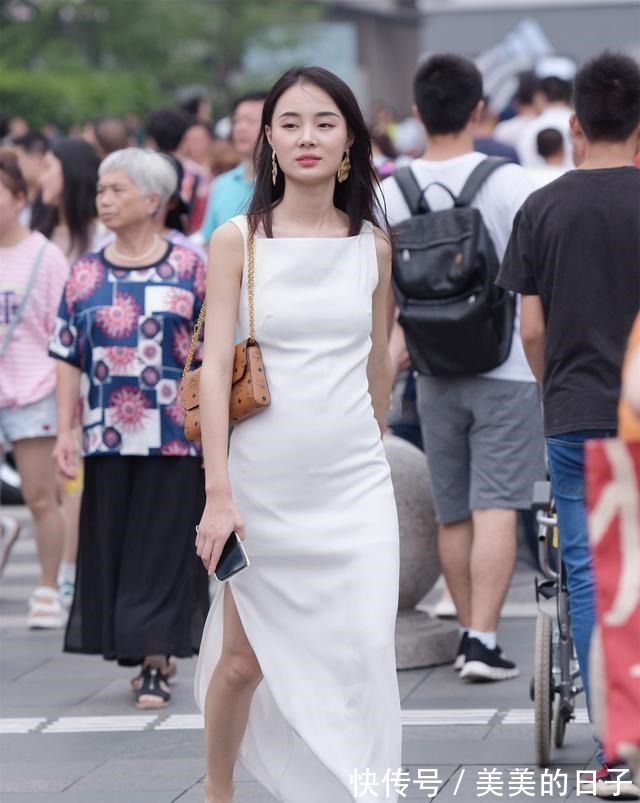 豆豆鞋 吊带裙知性又俏皮,展现闲适惬意的感觉,好有创意!