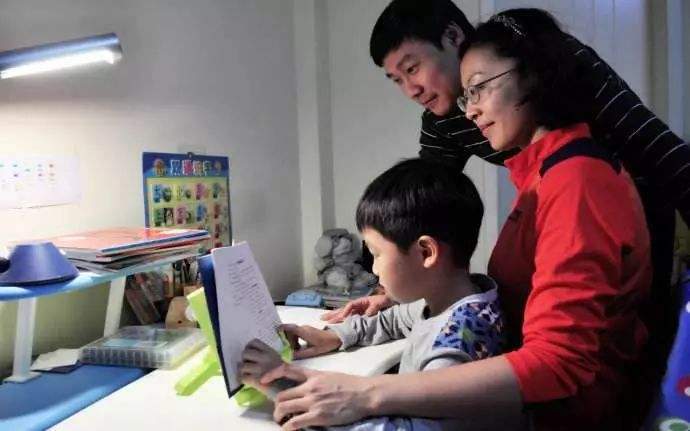 书包|4岁男孩不想上学,竟怒摔书包,下一秒向命运低头,网友:很男人