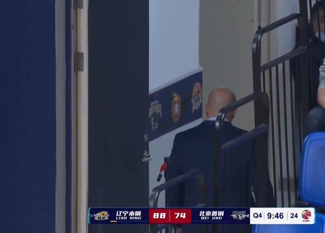 辽宁男篮|突发!雅尼斯不满吹罚被驱,翟晓川提前犯规无果,辽宁轰出一波流