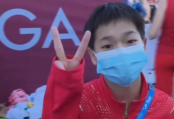 中国人|中国跳水队获季军!全红婵拿纪念品不忘询问奖金,举国旗现场欢呼