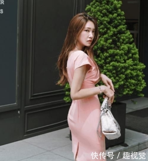 30岁辣妈浅色连衣裙,时尚优雅,绽放出辣妈独特风范