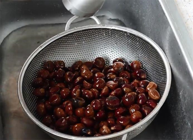 糖水|这才是板栗最好吃的做法,两个小技巧,轻松去壳又好吃,简单实用
