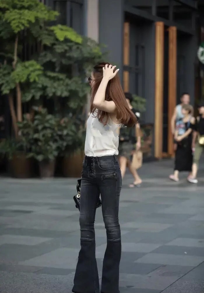 喇叭|北方有佳人,绝世而独立,无袖衬背心配喇叭牛仔裤的个性独立穿搭