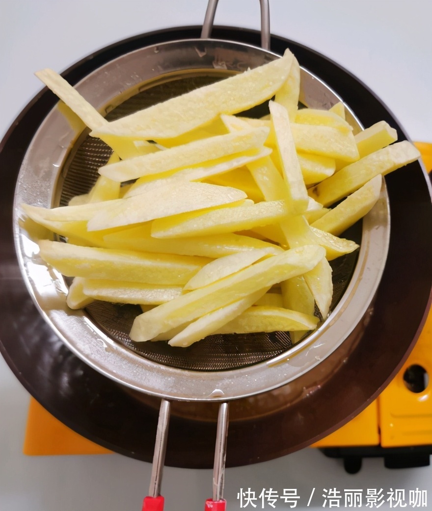 炸制|炸薯条时，裹面粉直接炸就错了，教您正确做法，薯条又香又脆