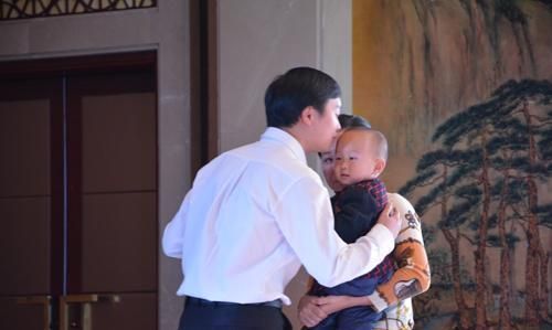 孩子们|老师让孩子们模仿爸爸回家,全班动作一致,同一个世界同一个爸爸