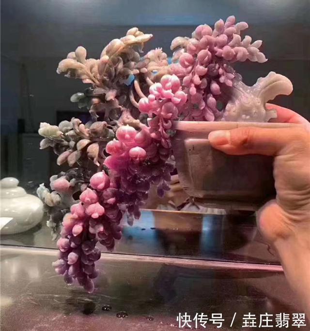 翡翠原石切开又脏又嫩,一番神操作后,竟价值6位数!