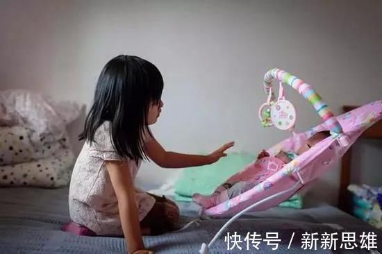 亲近|哥哥一亲近刚出生的妹妹,妹妹就莫名哭泣,妈妈打开襁褓脸都变了