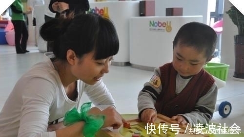 童年|熊孩子玩“水晶泥”粘满头,父母崩溃不想要,网友笑翻:完成童年