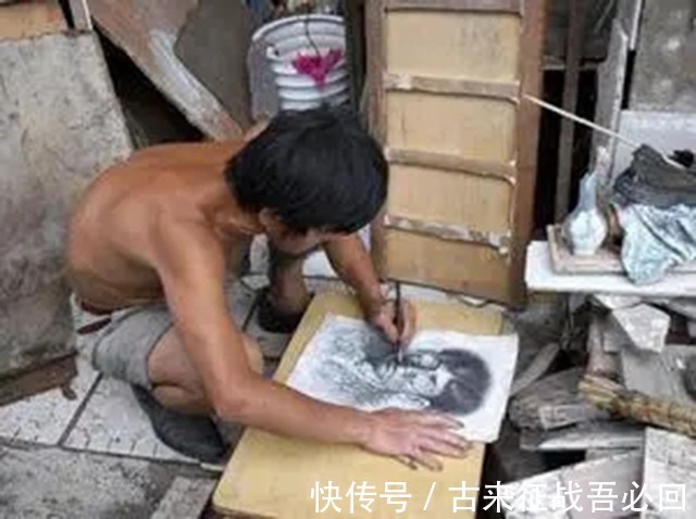 画作$“疯子画家”瘫痪后用左手画画,年近70岁收废品,称一生愧对儿子