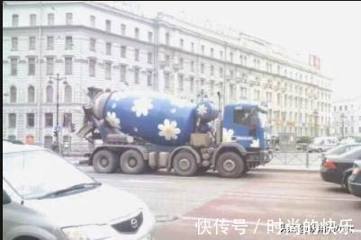 |搞笑GIF:来来来,师傅抽根烟!你跟我说说你是怎么开上去的?