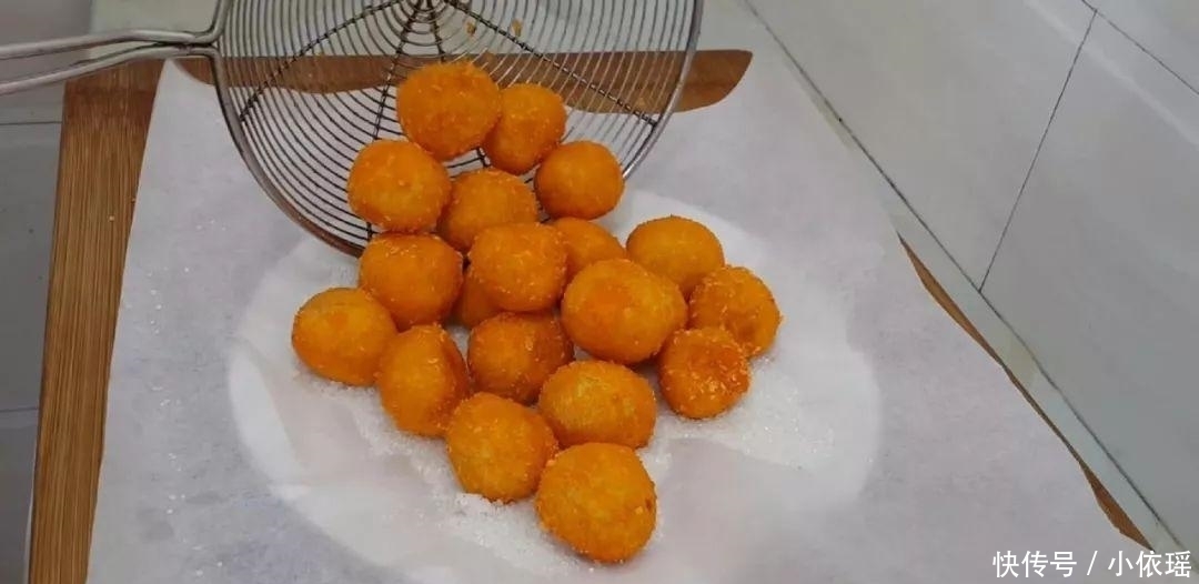 好吃|半个南瓜, 一斤面粉, 筷子一搅, 做出来比鸡米花都好吃, 越吃越香