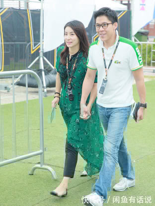 豪门阔太|郭晶晶真挺保守的,连衣裙里面还套条长裤,豪门阔太一般不这么穿