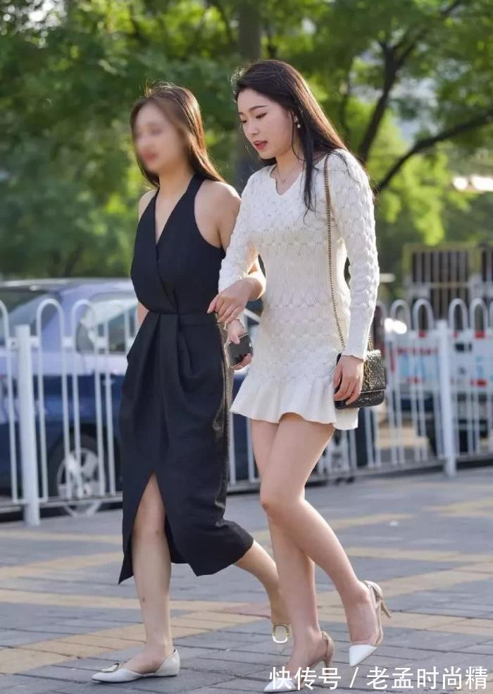 白色 街拍:白色针织短裙搭披肩长发的靓丽姑娘,闺蜜的气质也很不错!