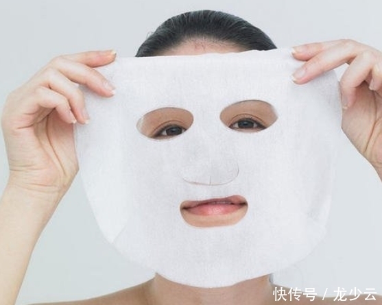 女人晚上护肤,再懒也别犯这4个错误,不仅白费功夫还伤害皮肤