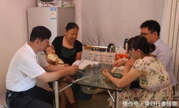 家属|23岁产妇分娩,产房外来了十几个家属,孩子出生后护士才知道真相