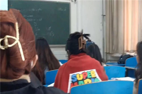 当代女大学生发型现状，时尚是个轮回？学生表示不是轮回只是懒