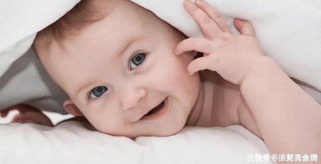 小动作|趁着妈妈不在,宝宝偷偷搬起小脚丫啃了起来,宝妈看后哭笑不得