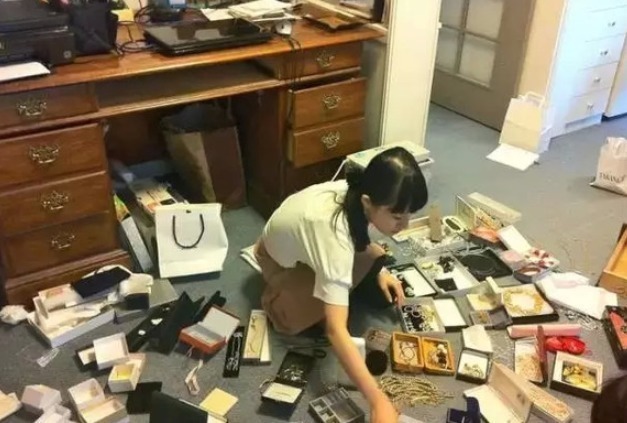 职业|“隐形职业”悄然崛起,叠衣服月入50万,你敢相信么?