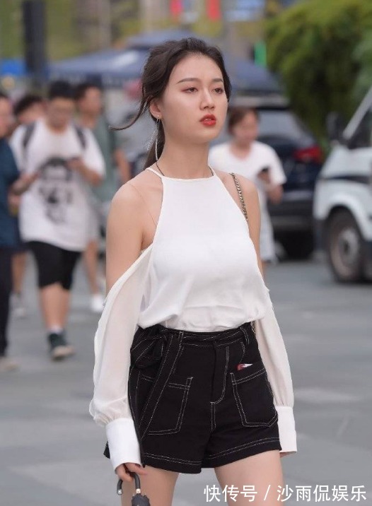 小姐姐|老六街拍集牛仔短裤小姐姐优雅的气质，成为人群中的焦点