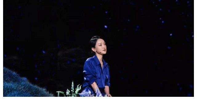 周迅和董卿在《朗读者》见面后，她对年龄焦虑的认知，为啥引人深思