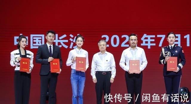 端庄|基础款也高级！“领诵女孩”冯琳穿白衬衫配牛仔裤亮相，美成焦点
