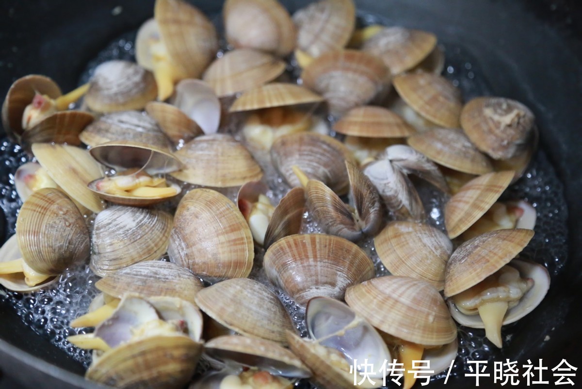 味道|鸡蛋羹吃腻了,换一种新鲜的吃法,加入海鲜,味道鲜美又嫩滑
