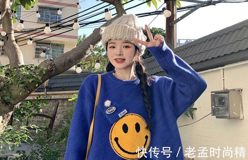 休闲 冬季日常穿搭,笑脸毛衣遇上流行色“克莱恩蓝”,更加可爱动人