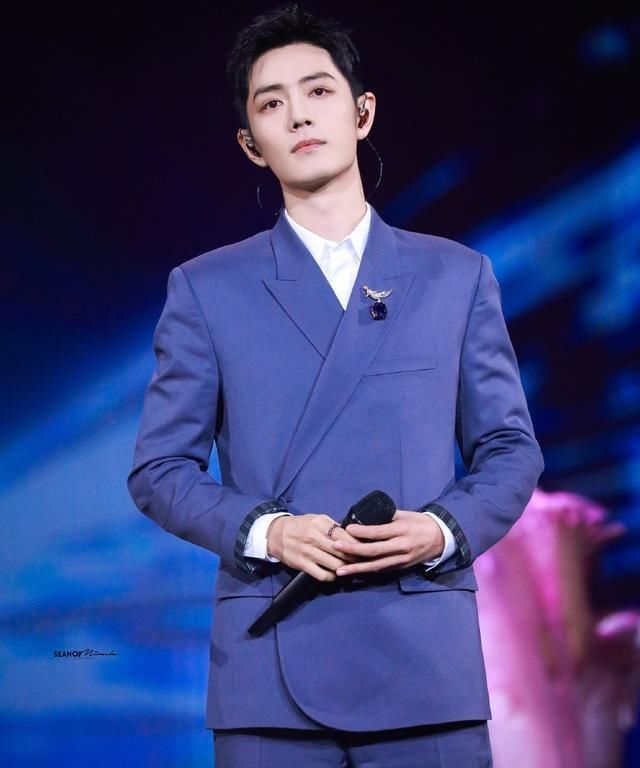 肖战学|东方卫视主持人晒幕后合影，肖战被众星包围，两边都是好搭档