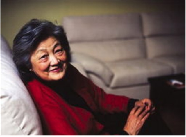 时尚$章含之:参加女儿洪晃的时尚活动,自己是全场唯一的时尚老太