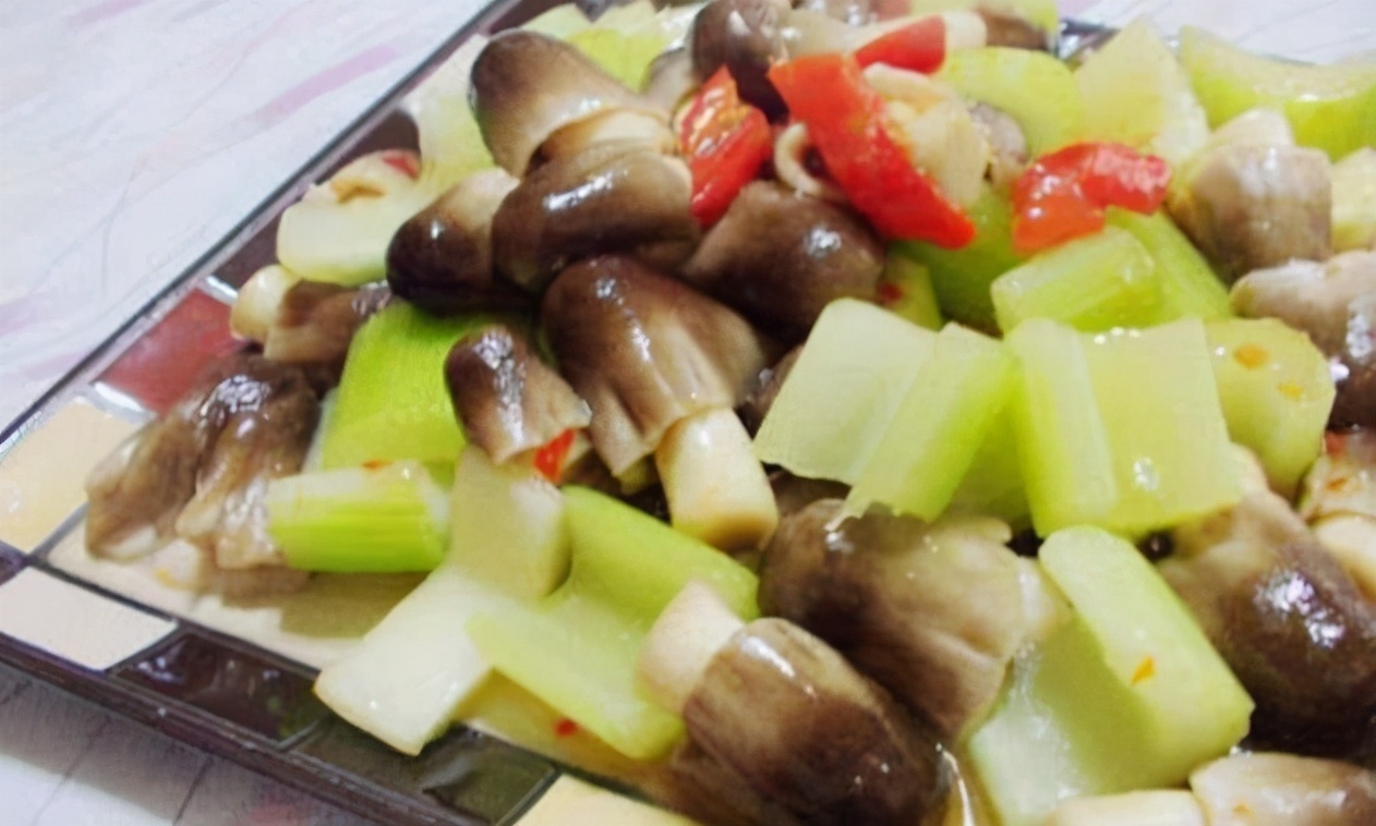 蘑菇|女性担心变黄脸婆,学会吃三种美食,润肠通便,排毒抗衰