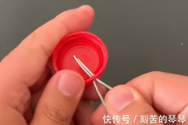 塑料瓶盖上穿1根铁丝,解决了困扰大家的难题,做10个都不够用