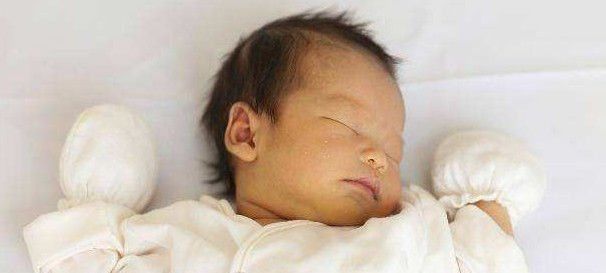 姿势|新生儿睡觉时，为什么喜欢“双手举高高”宝妈看完就会恍然大悟