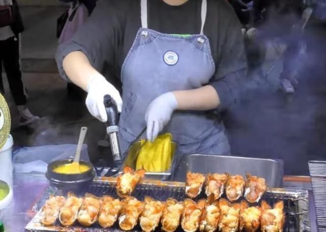 大叔|胖大叔卖“奢侈小吃”,50元一个,不准食客挑,食客却排着长队买