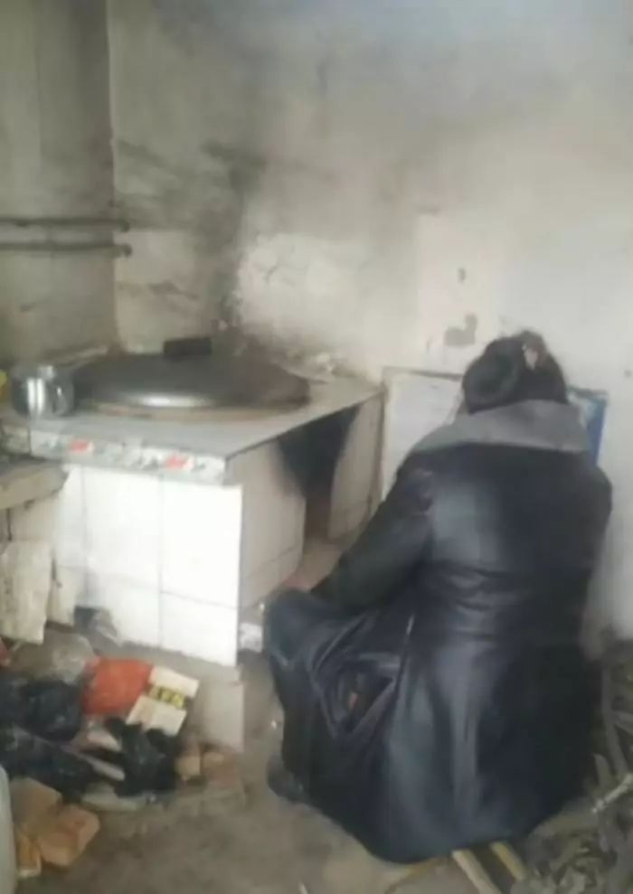 皮大衣|大衣嫂穿皮大衣在厨房烧火做饭,网友过年了厨房里还是乱