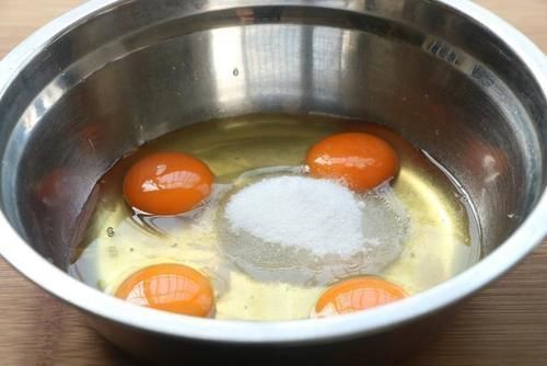 蒸鸡蛋糕|4个鸡蛋加半碗面粉，简单蒸一蒸，好吃不上火，比蛋糕还美味