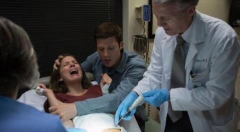 产房|宝妈凌晨生二胎,5岁女儿独自在产房外守候,护士询问后潸然泪下