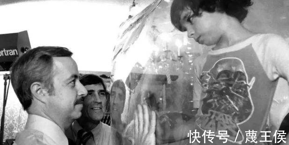 手术|12岁才走出隔离罩的“泡泡男孩”,在死亡前第一次触摸到了妈妈