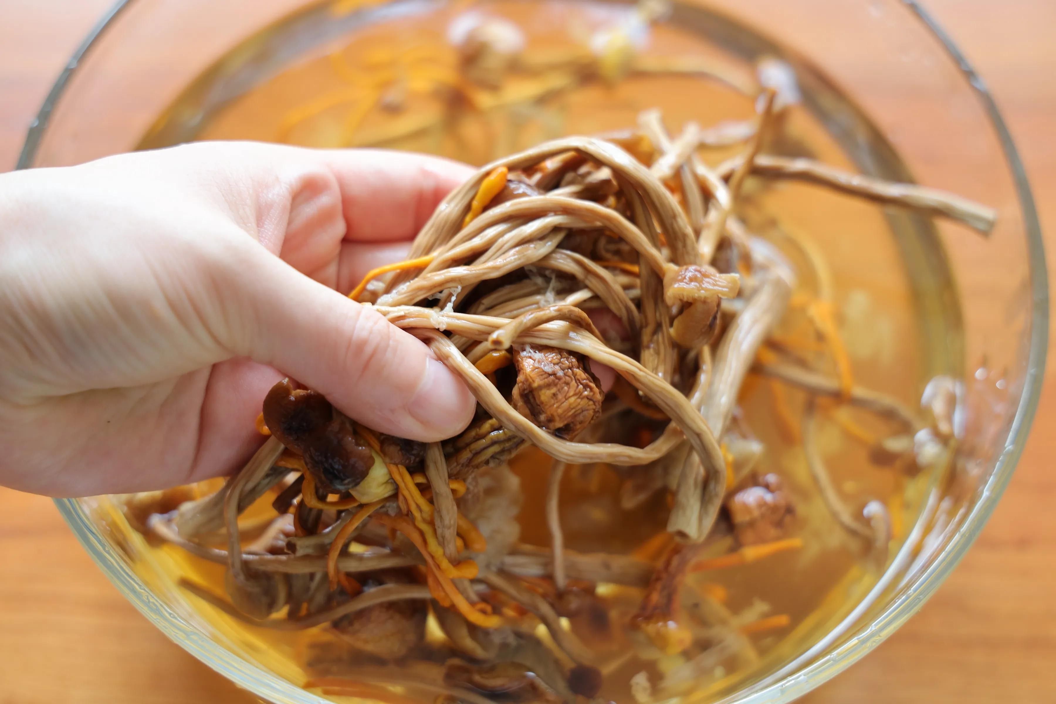 菌菇|秋天天气干燥,这汤水要多喝,营养丰富,每次一锅不够喝,特鲜美