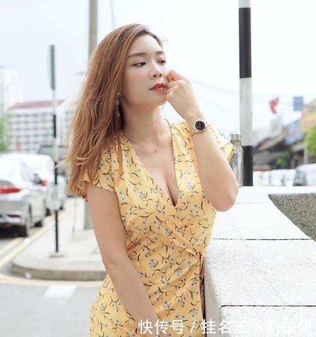 身材 深V长裙也难掩盖她的身材,这才是微胖界的女神!