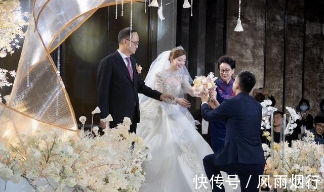 法拉利|31岁林丹师弟大婚!新娘穿镂空婚纱美艳,劳斯莱斯+法拉利接亲