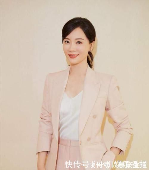 马尾|脸上有3个“特征”的女生,别总披头散发,扎头发露五官更女神