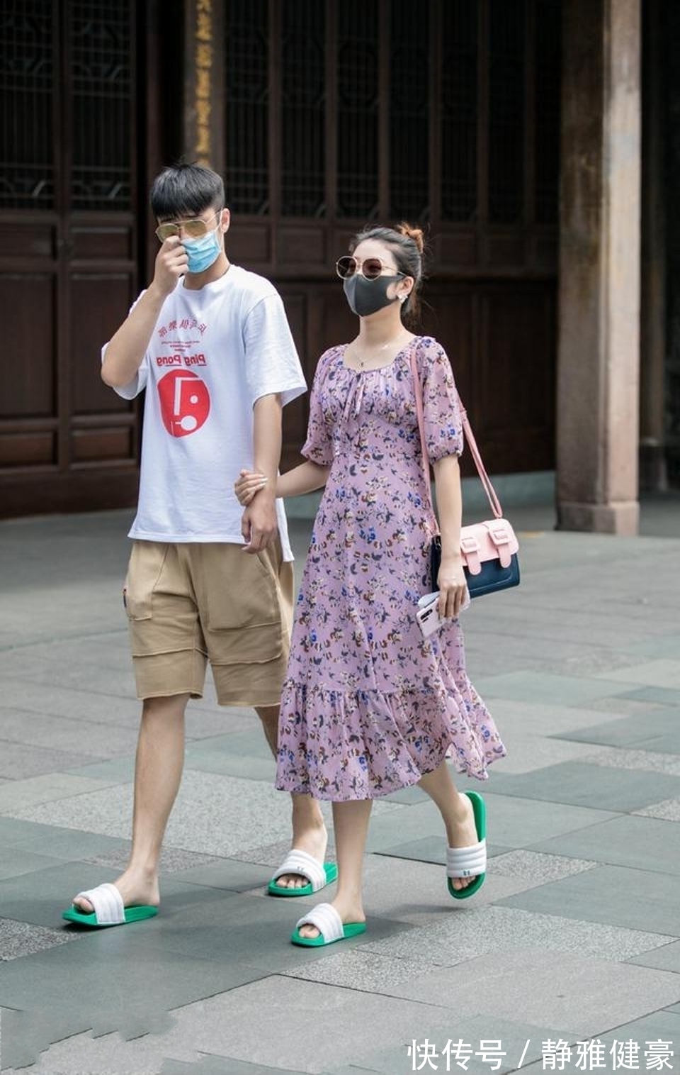 气质|街拍,黑色的瑜伽裤搭配显瘦显气质,尽显凹凸的曲线