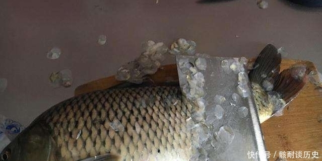 去鱼鳞别再用菜刀!大厨教你,加一些它,鱼鳞自己往下掉,好用!