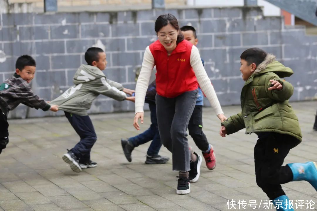 新京报社论|加快落实课后服务，解决职场父母“接娃”难题 | 父母