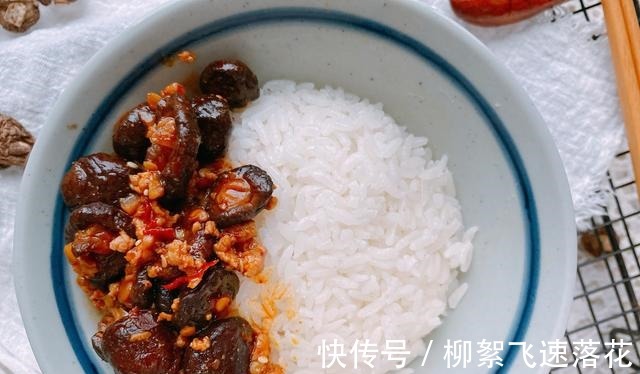 3分钟教你香菇最好吃的做法,爽滑软糯鲜香美味,下饭配面都不错!